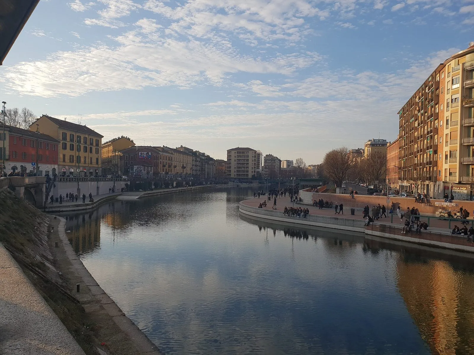 La Darsena di Milano con l'acqua che riflette il cielo e la passeggiata lungo le sponde
