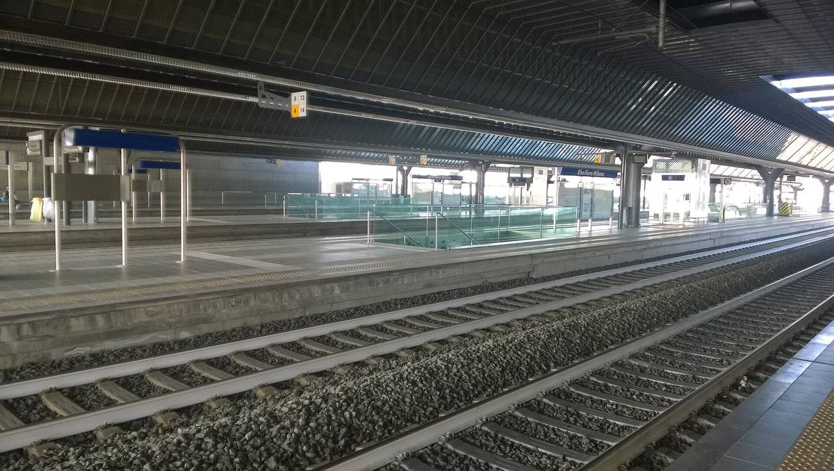 Stazione ferroviaria di Rho Fiera Milano con binari e banchina