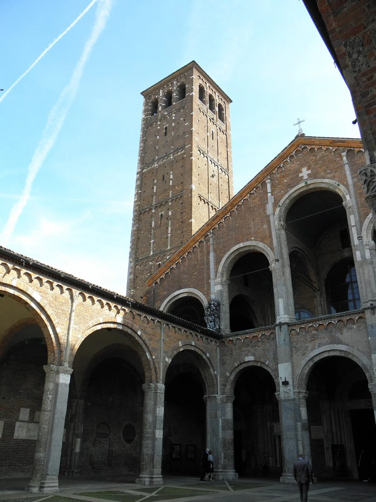 Quadriportico in mattoni e campanile della Basilica di Sant’Ambrogio a Milano