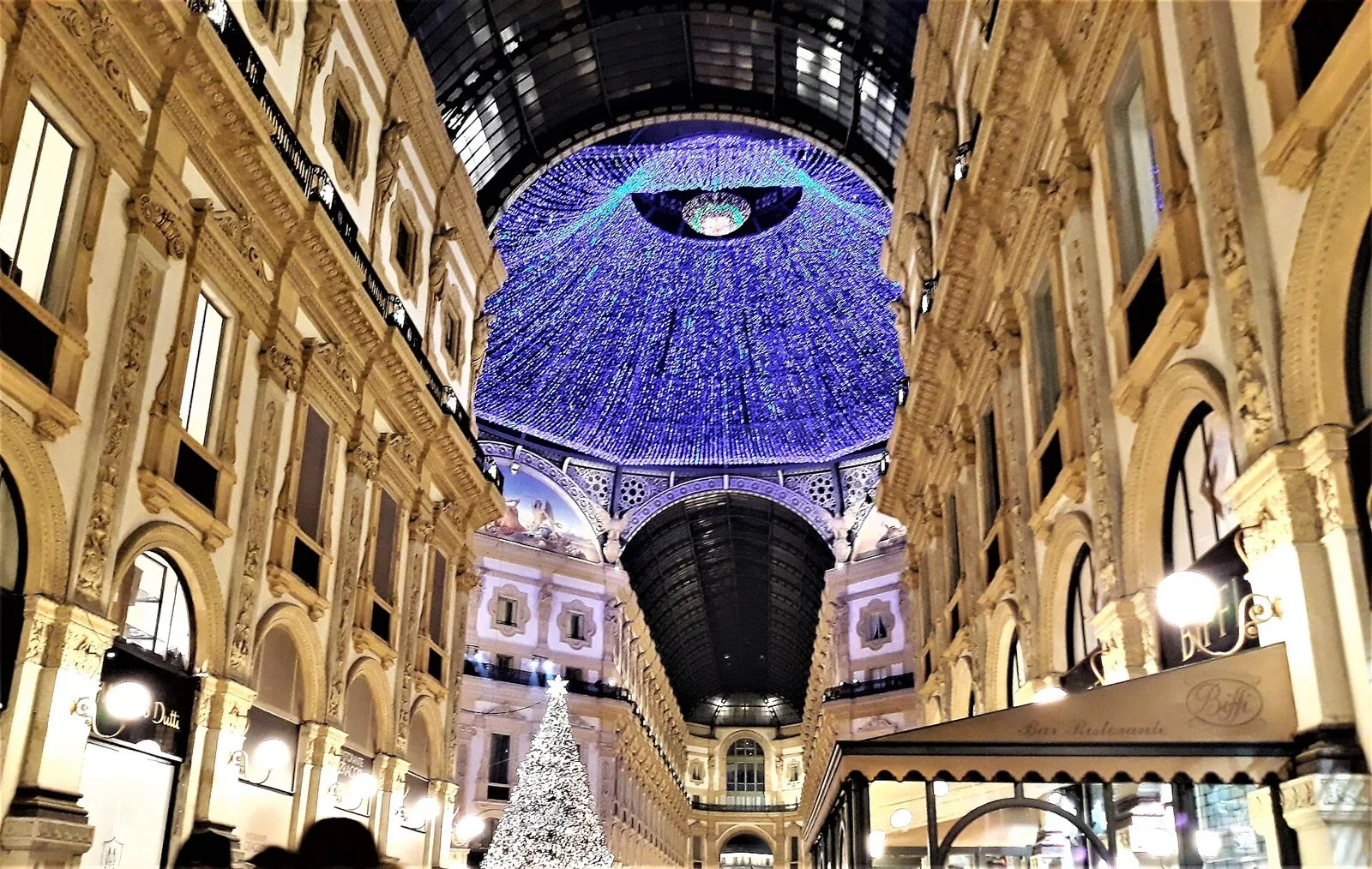 Luminarie natalizie sotto la cupola della Galleria Vittorio Emanuele II con albero di Natale