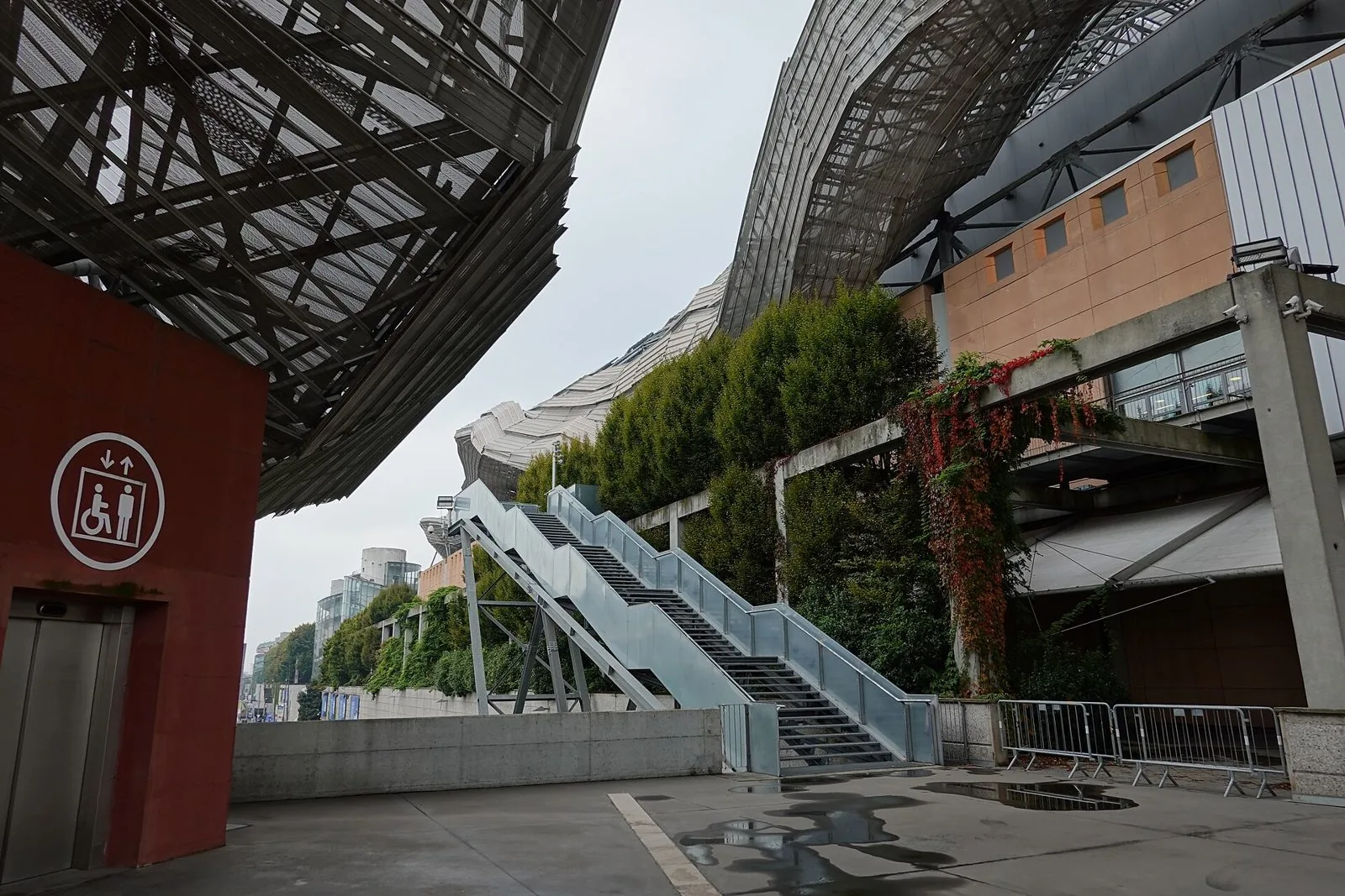 Facciata con struttura metallica ondulata del polo fieristico e congressuale di Fieramilanocity a Milano