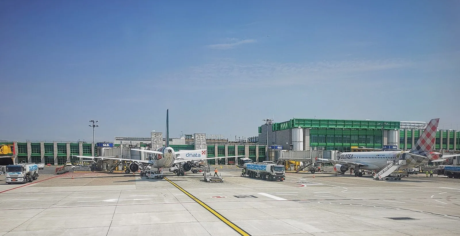 Aerei in sosta davanti al terminal dell'Aeroporto di Milano Linate