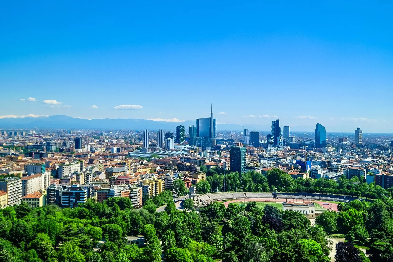 Skyline di Milano con i grattacieli di Porta Nuova visti dall'alto e le Alpi sullo sfondo